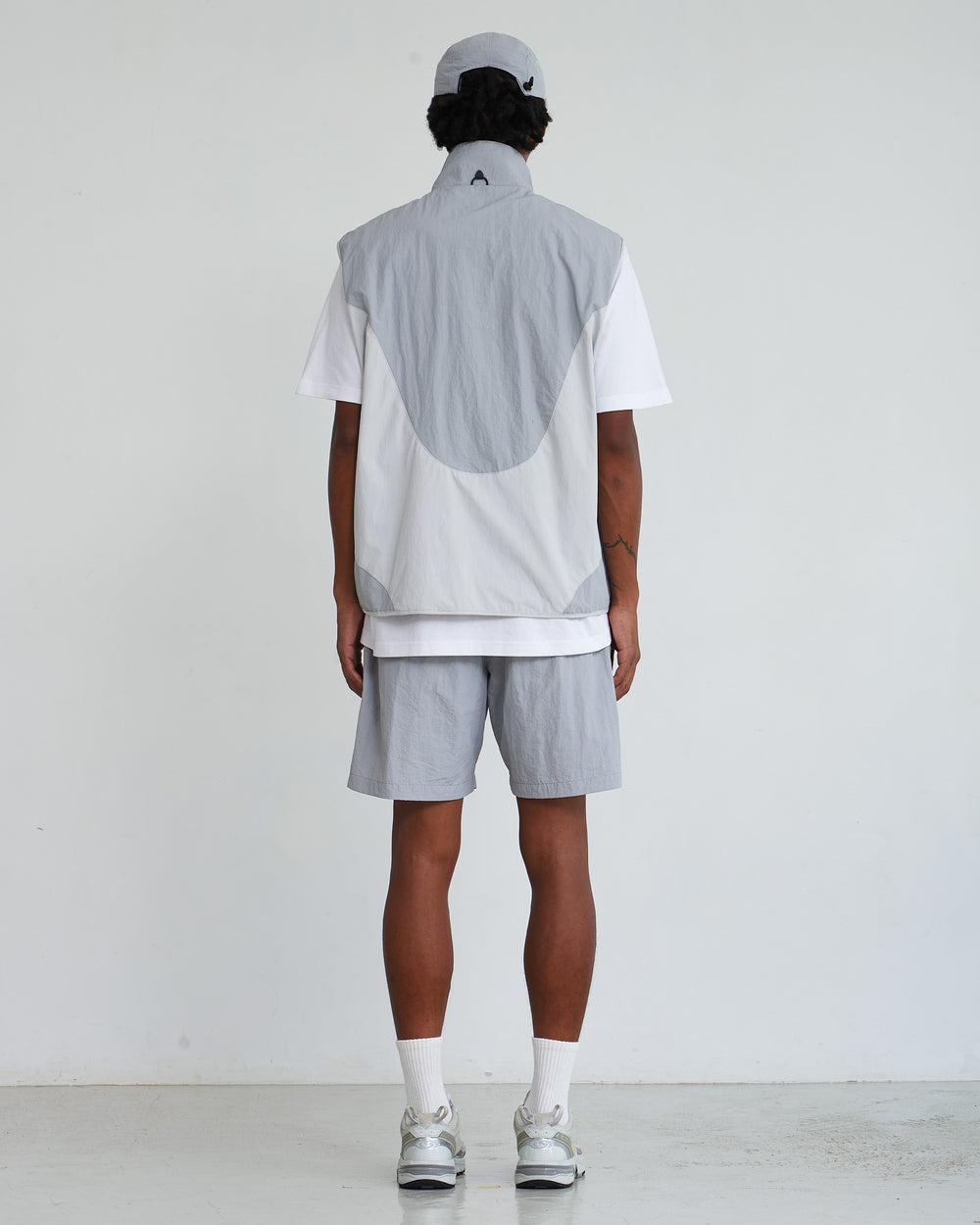 NINE POINT NINE COVE FUNCTIONAL VEST-LIGHT GREY