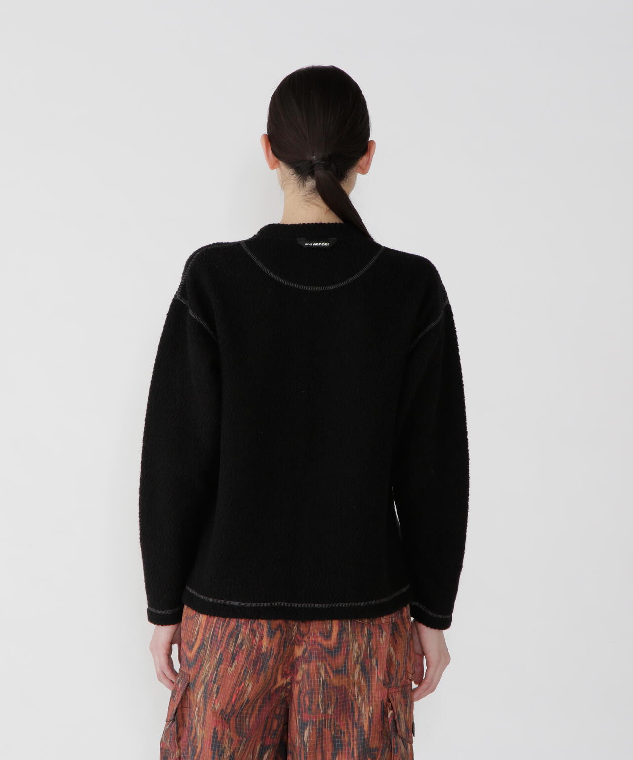 AND WANDER RE WOOL JQ CREW NECK-BLACK