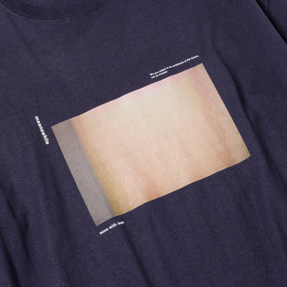 MEANSWHILE ABRACT PHOTOGRAPHT TEE-DARK NAVY