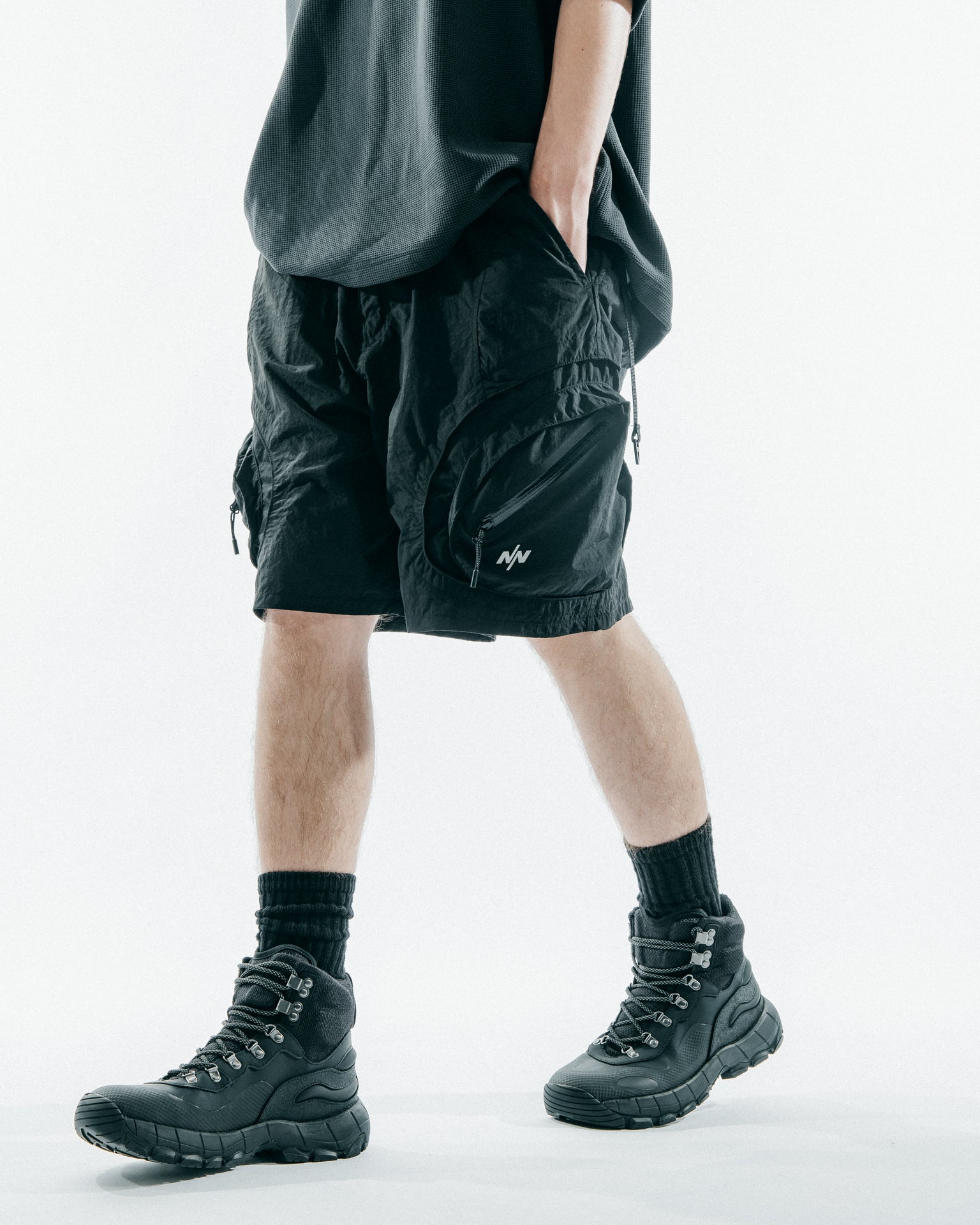 NINE POINT NINE CONVEX POCKET WIDE SHORTS-BLACK