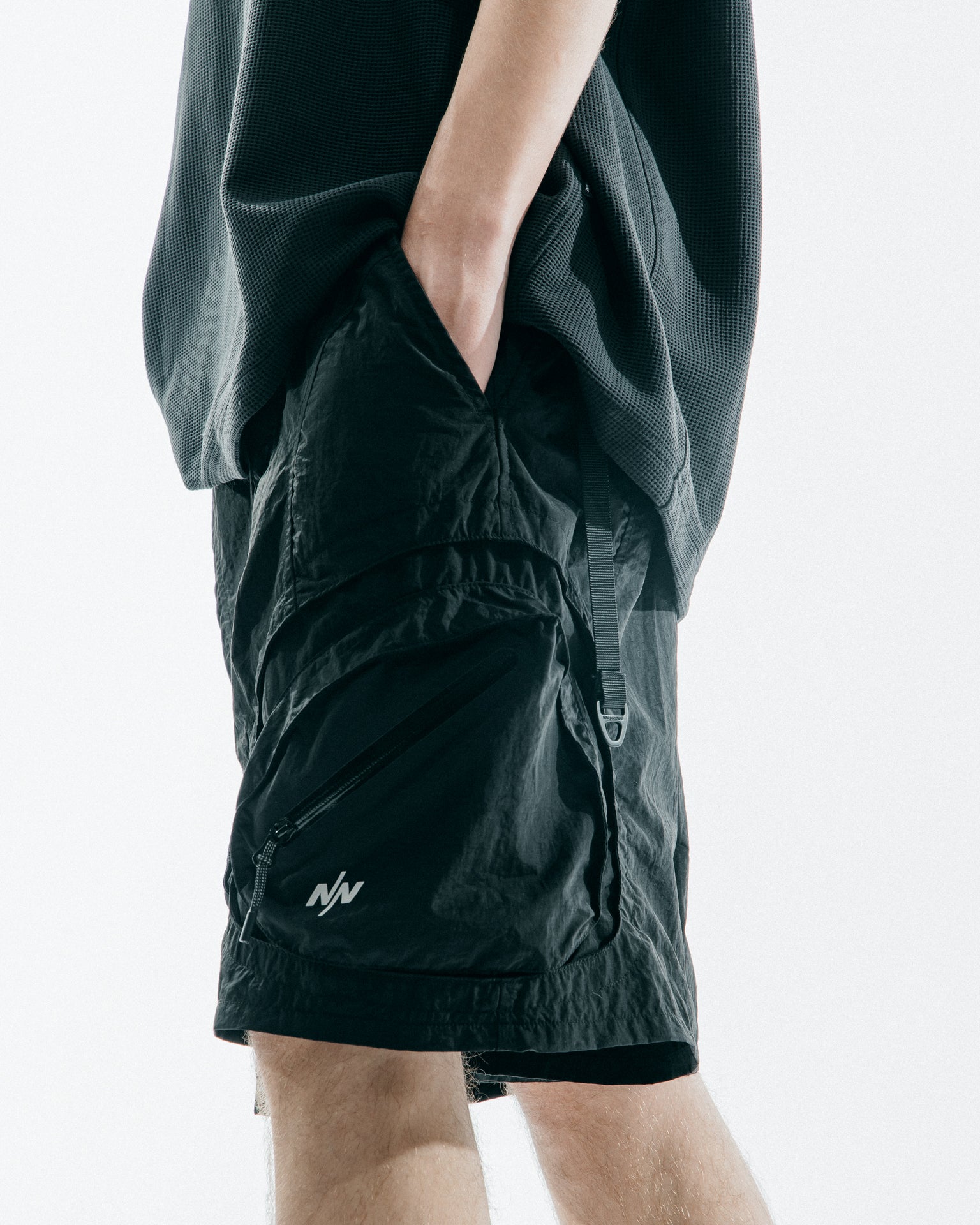 NINE POINT NINE CONVEX POCKET WIDE SHORTS-BLACK