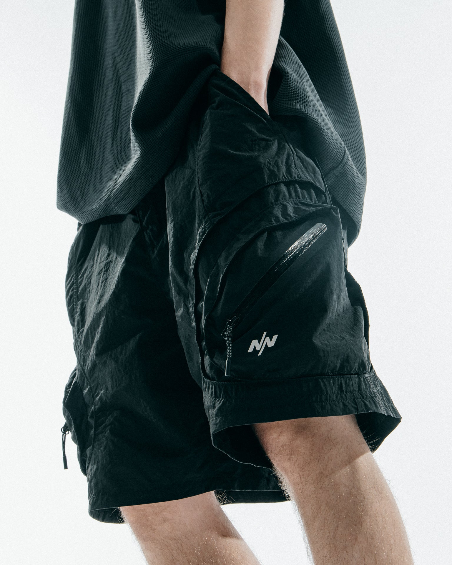 NINE POINT NINE CONVEX POCKET WIDE SHORTS-BLACK