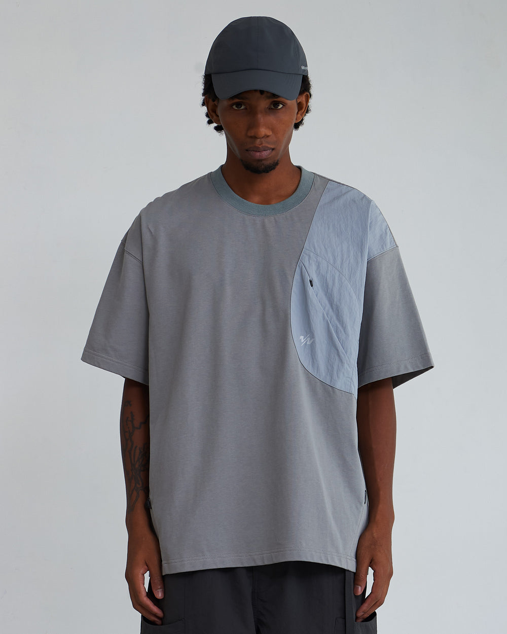 NINE POINT NINE LAGOON PATCH POCKET TEE-LIGHT GREY