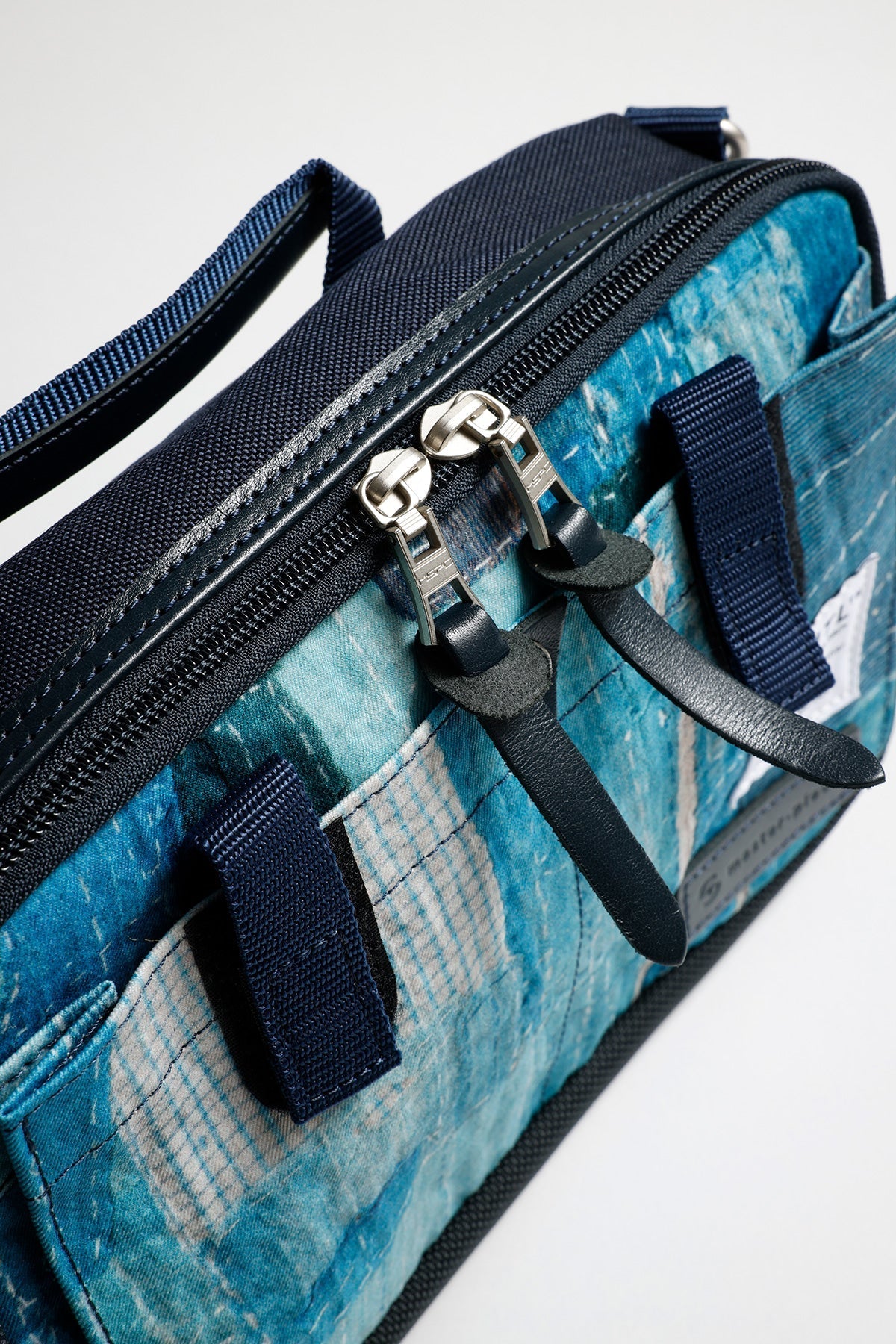 FUNDAMENTAL MASTER-PIECE COMPACT SHOULDER BAG-BORDO