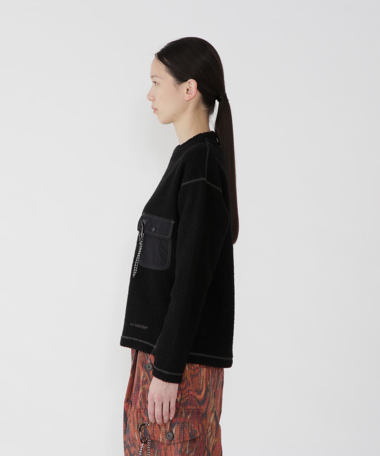 AND WANDER RE WOOL JQ CREW NECK-BLACK