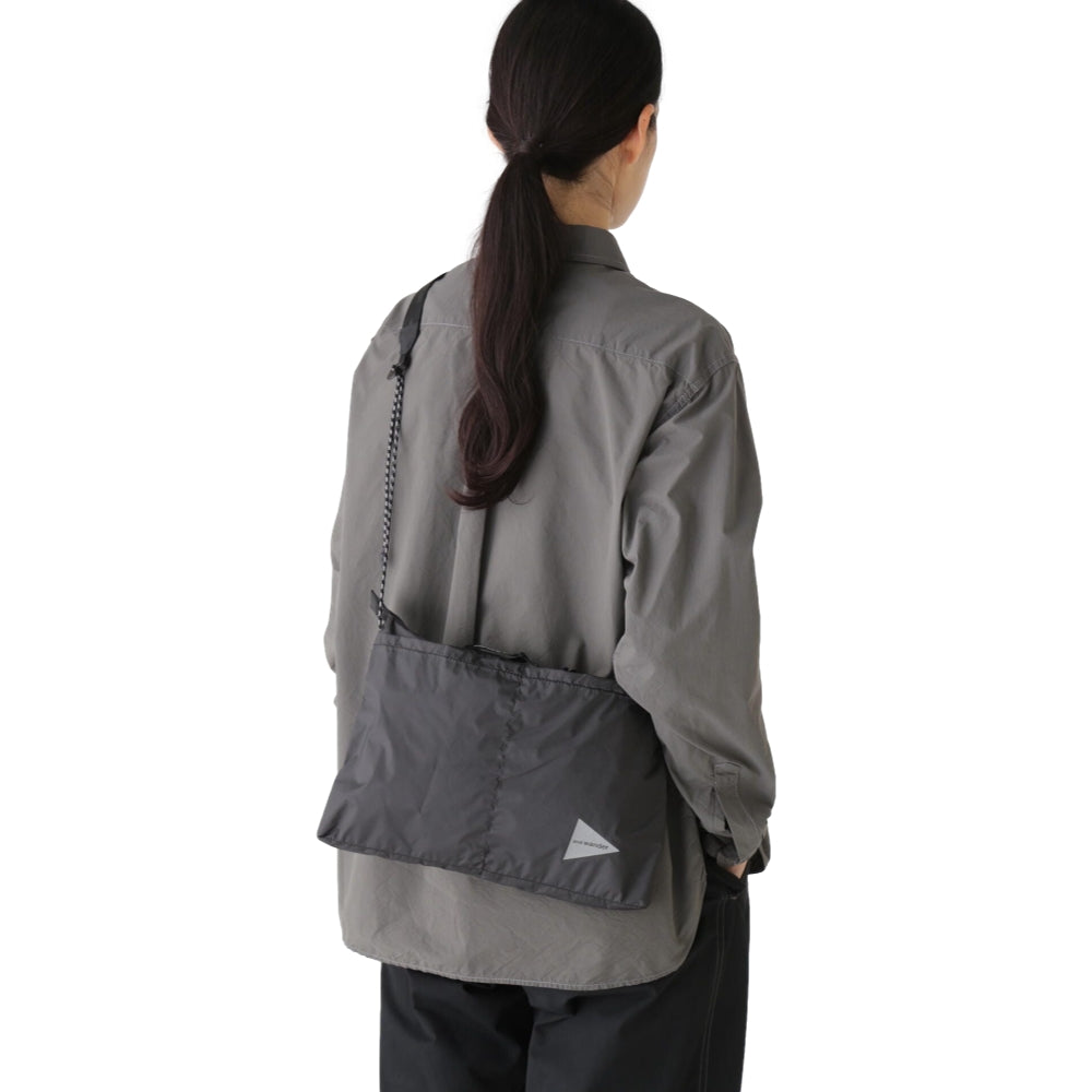 AND WANDER SIL SACOCHE-BLUE