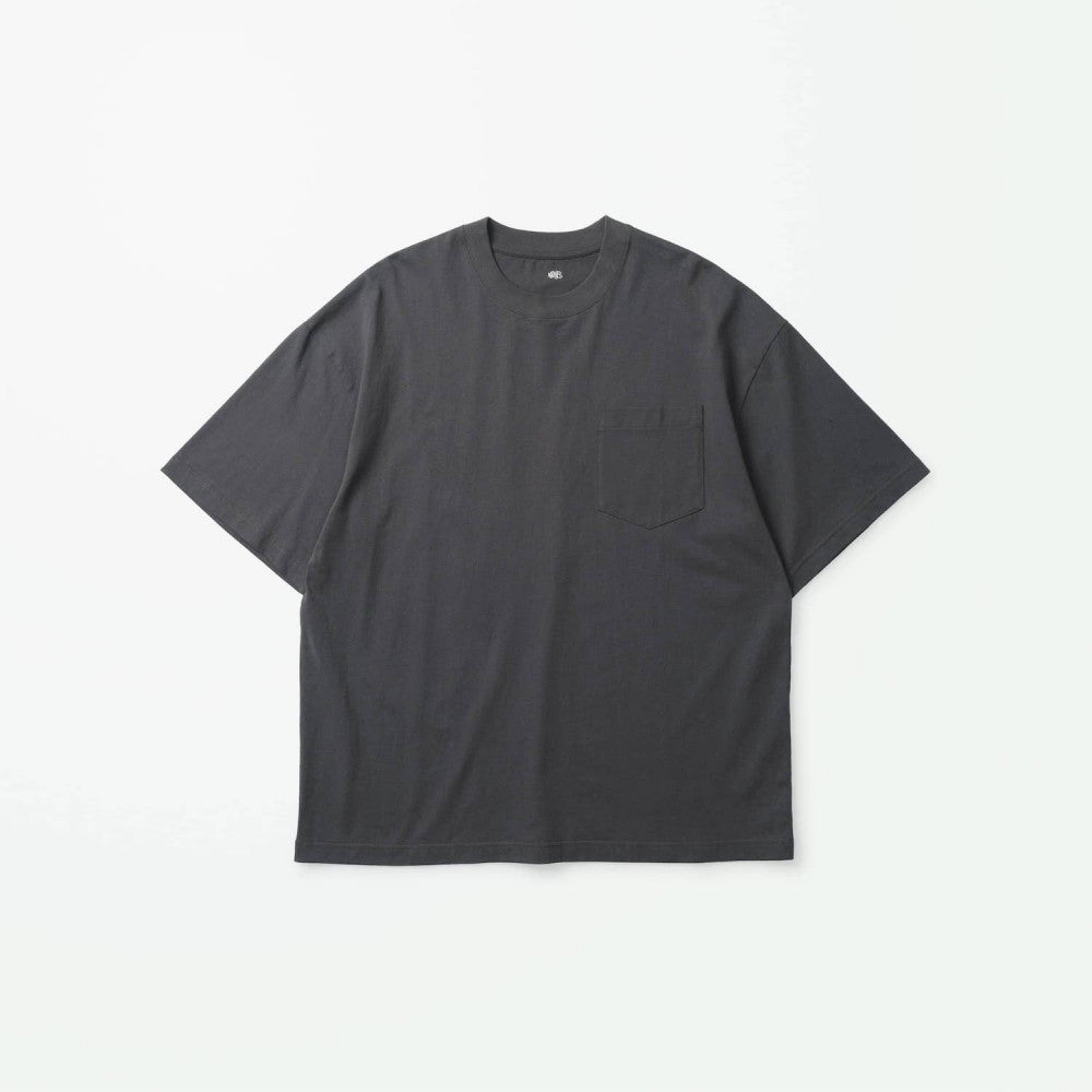MADNESS STD. UNIFORM SCRIPT POCKET T-SHIRT-CHARCOAL