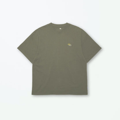 MADNESS WASHED PRINT TEE-OLIVE